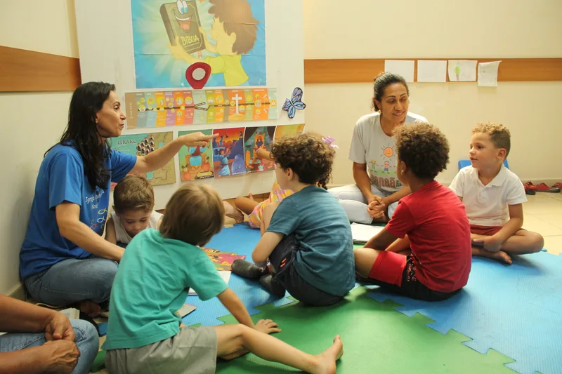 Crianças e professoras participando de uma atividade da Escola Bíblica