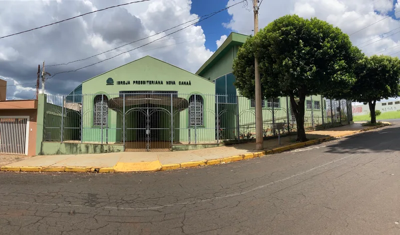 Fachada verde da Igreja Presbiteriana Nova Canaã, com a entrada no número 30